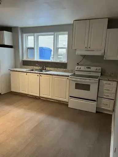 Rent Spacious 1 Bed Basement Unit in Vanier Ottawa with Amenities