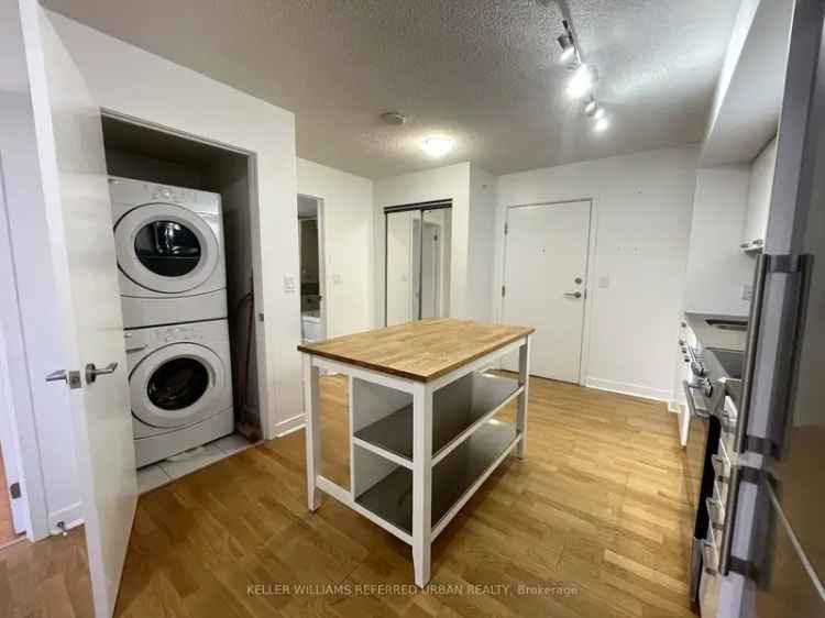 Spacious 1 Bedroom Plus Parking Pinnacle on Adelaide Condo