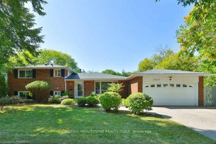 House For Sale in Oakville, Ontario