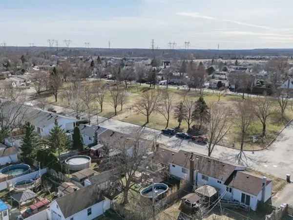 3-Bedroom Semi-Detached House with Pool in Terrebonne