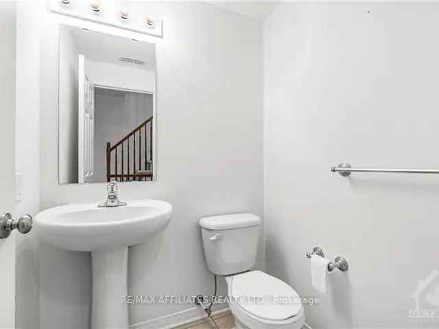 1299 Sq Ft Upper Level Condo 2 Beds 2 Baths Balcony Parking