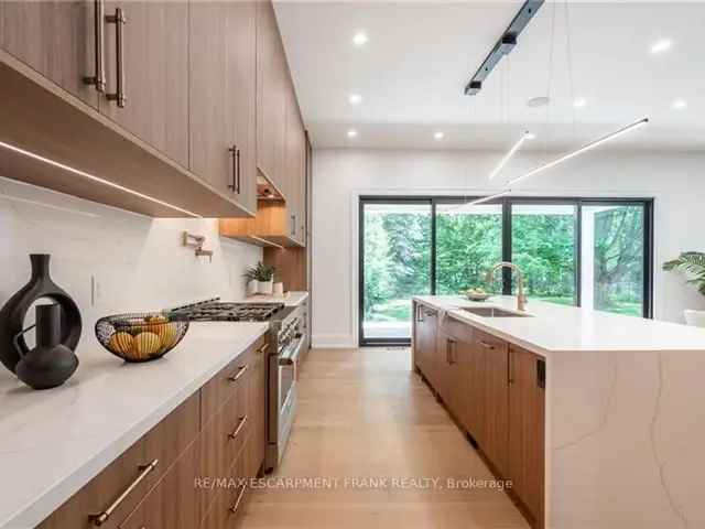 Luxury 4-Bed 4-Bath Home in Ancaster Maple Lane