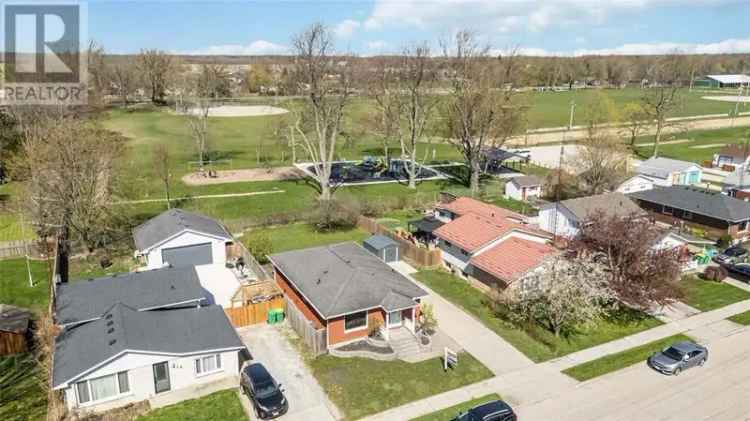 Stunning Renovated Petrolia Home - Family Friendly