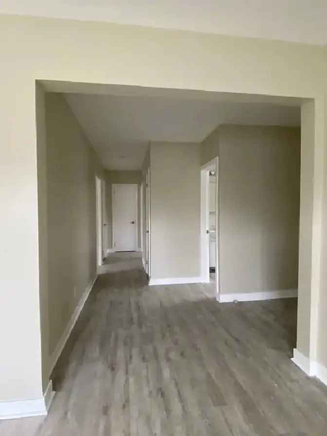 THREE BEDROOM APARTMENT CENTRAL MINUTES TO DOWNTOWN OTTAWA