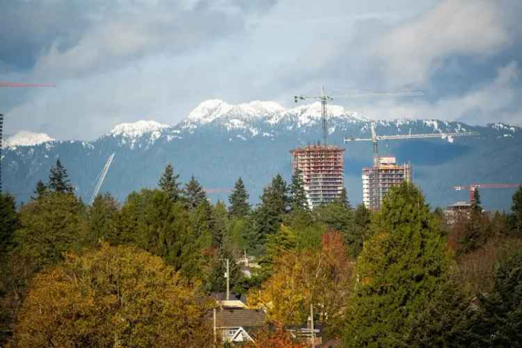 Granville 70th Highrise Condo 2 Bed 2 Bath Flex Den  Stunning Views Amenities