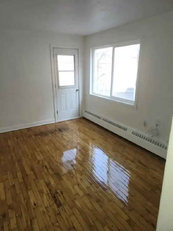 Rent 2 ½ Apartment in Lasalle with Parking and Laundry Services