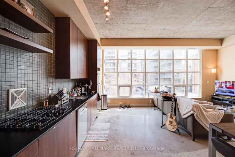 King West Quad Lofts Corner Loft Spacious Parking Locker