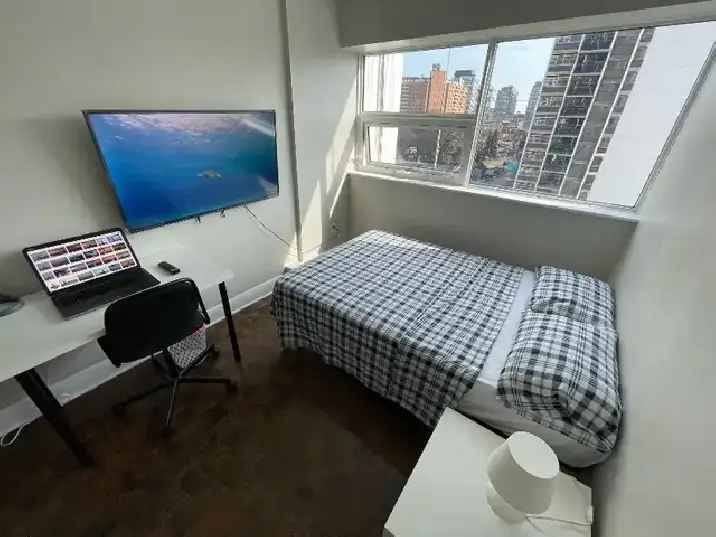 Room for rent in Downtown Toronto furnished for male tenants