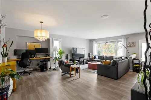 Family Bungalow Garden City 3 Bed 2 Bath Updated Kitchen Double Garage
