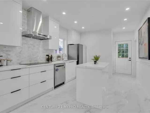 Beautifully Renovated Detached Home Near University