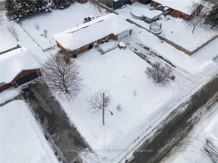 Rent Classic Ranch Style Bungalow in Oakwood with Family Features