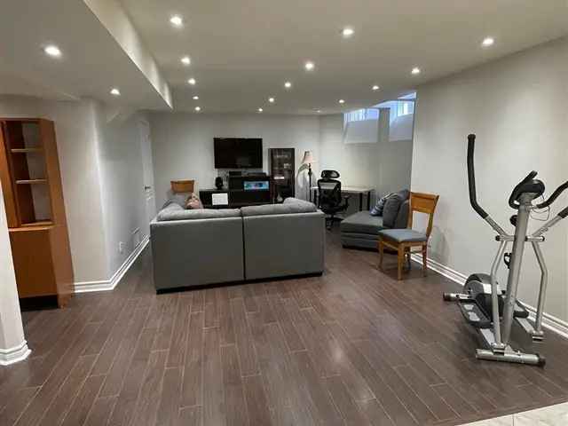 Beautiful Basement Apartment in High Demand Thornhill Woods