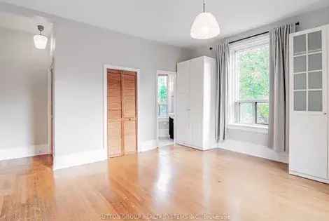 3 rooms house of 679 m² in Toronto