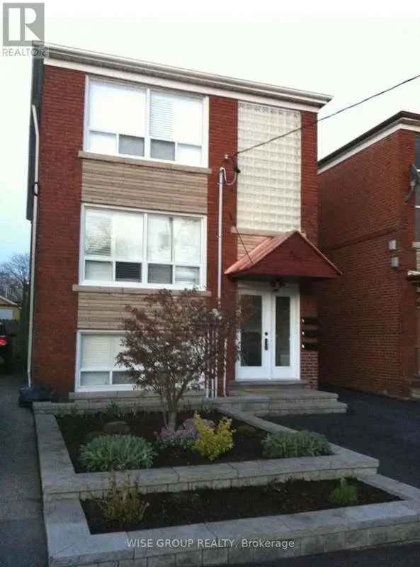 Updated 2-Bedroom Apartment near St Clair and Yorkdale