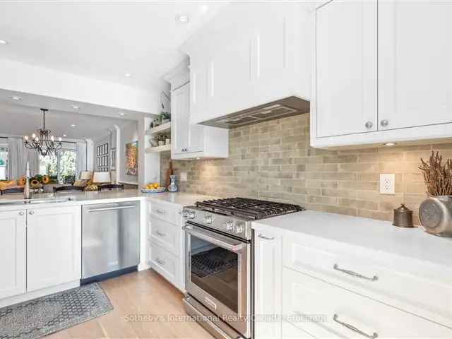 Luxury Bronte Townhome Steps From Lake  Modern Kitchen  Spa Ensuite