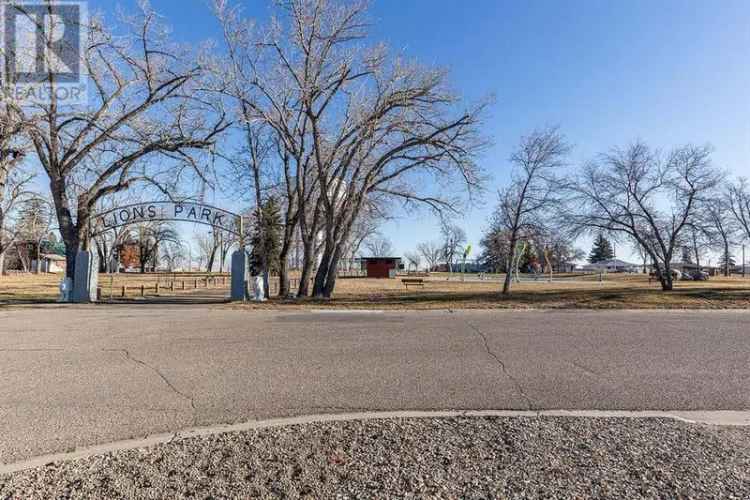 Charming Bungalow Across from Lions Park - Family Home with 2 Garages