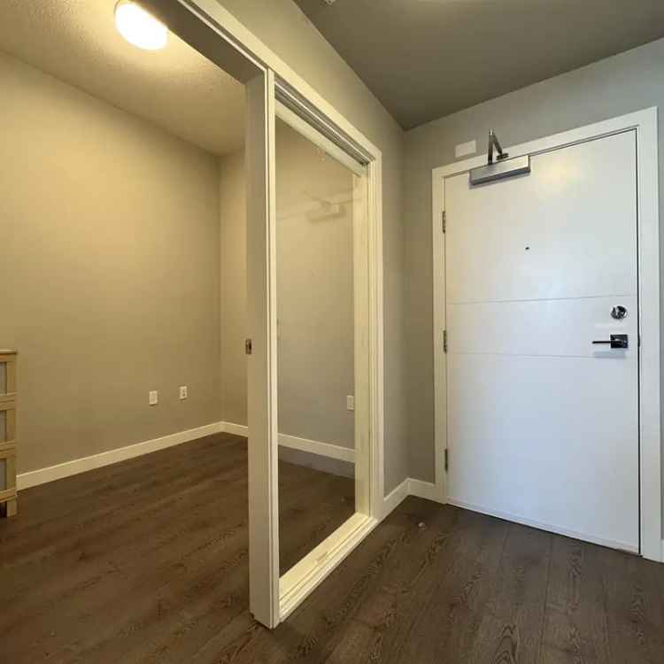 Richmond Junior 2-Bedroom Apartment - Top Floor High Ceilings