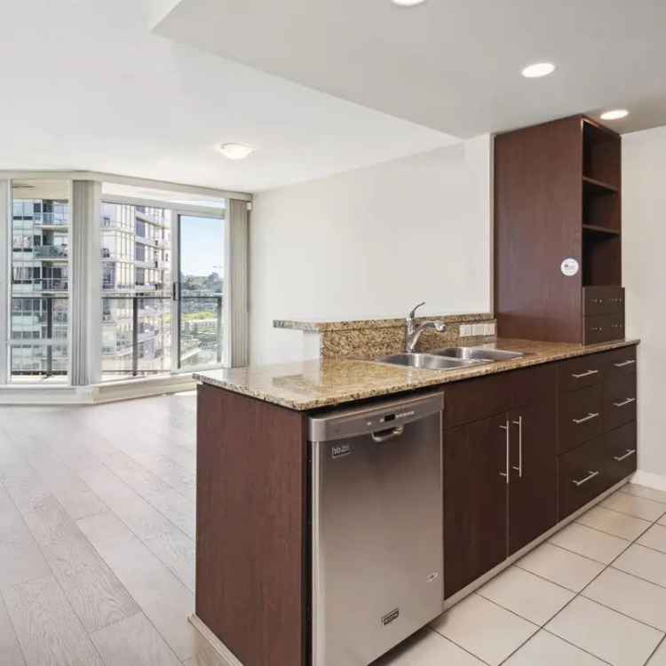 2 Bed 2 Bath Yaletown Condo with Panoramic Views