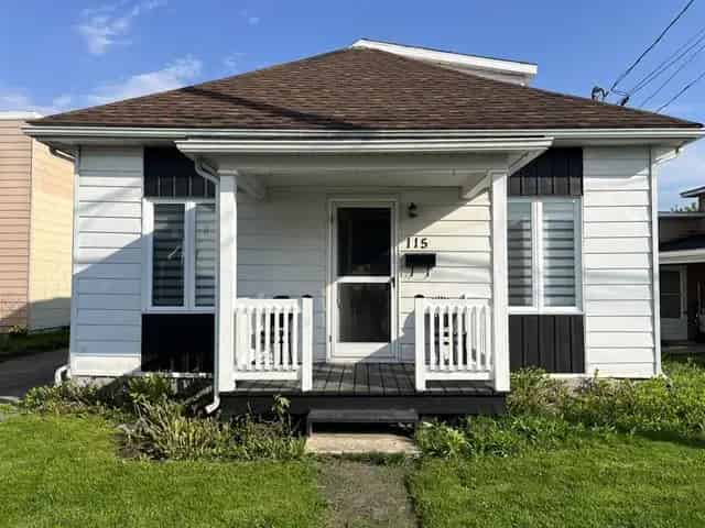 3-Bedroom 1.5-Storey House Near Valleyfield College