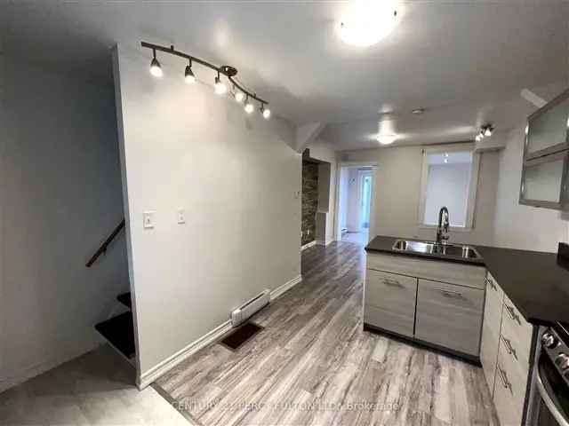 Modern Townhome near Parks Schools Transit Highway 401