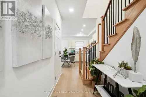 Freehold Townhome in Innis Shore Barrie High-End Finishes