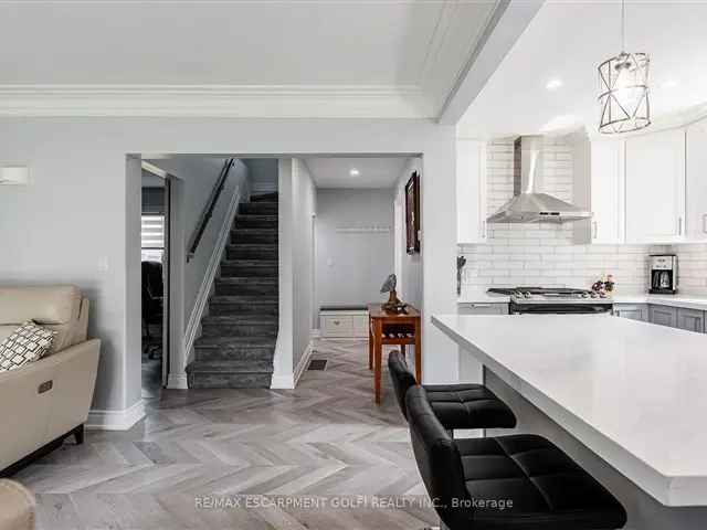 Stunning Renovated 1 12 Storey Home in Welland