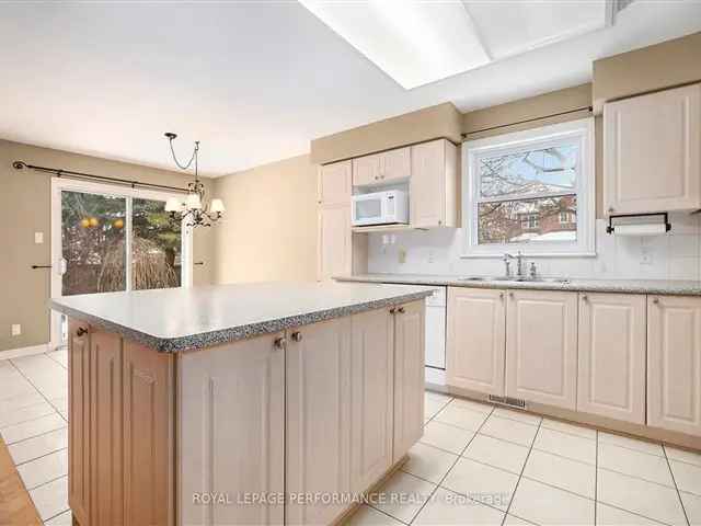 House For Sale in 70, Forest Gate Way, Ottawa, Ontario