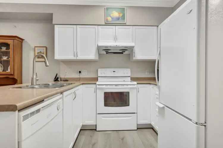 Condo For Sale in Surrey, British Columbia