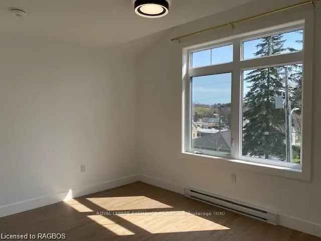 3 Bedroom Main Floor Apartment Near Downtown