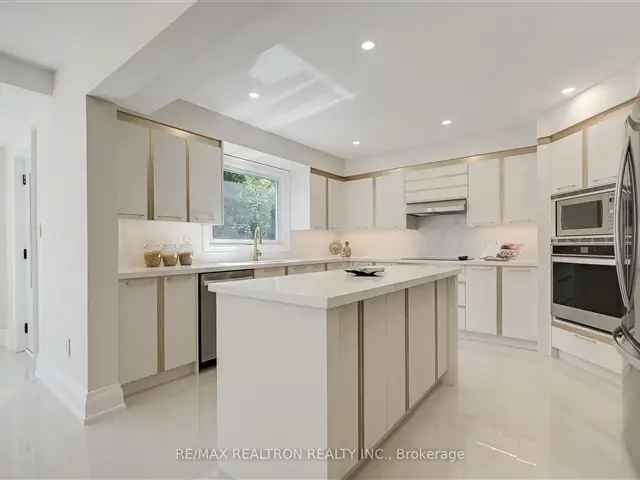 House For Sale in Newmarket, Ontario