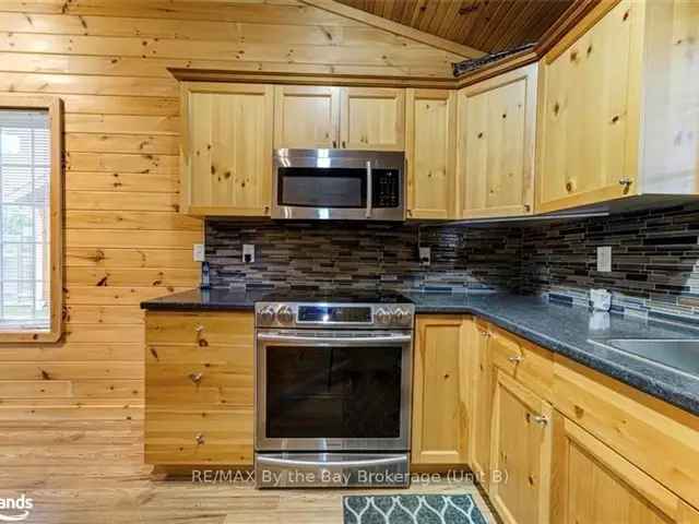 Wasaga Beach 3-Bedroom Cabin 4-Season Resort Living