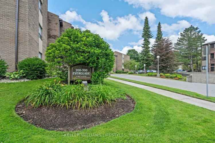 Rent 2 Bedroom Condo in Oakridge with Screened Patio and Gas Fireplace