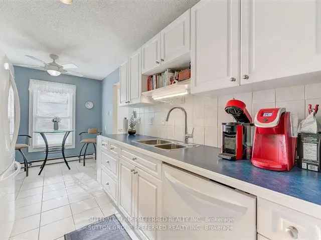 3-Bedroom 2-Bathroom Condo South London - Spacious Layout Near Parks