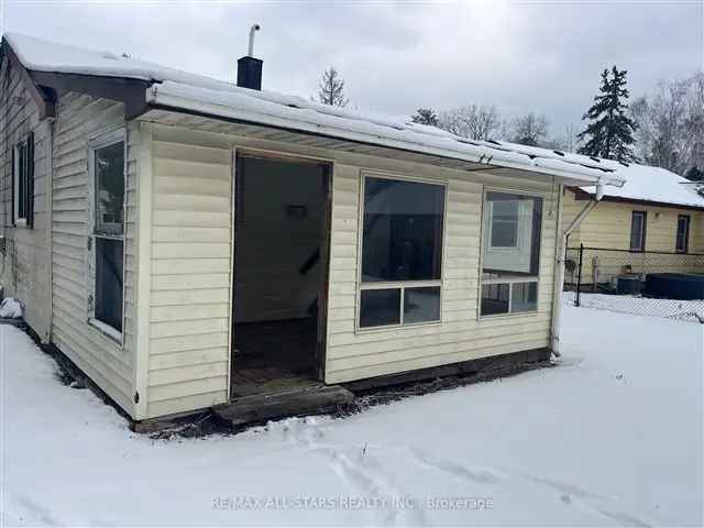 Fixer-Upper Bungalow Great Starter Home Large Lot Detached Garage