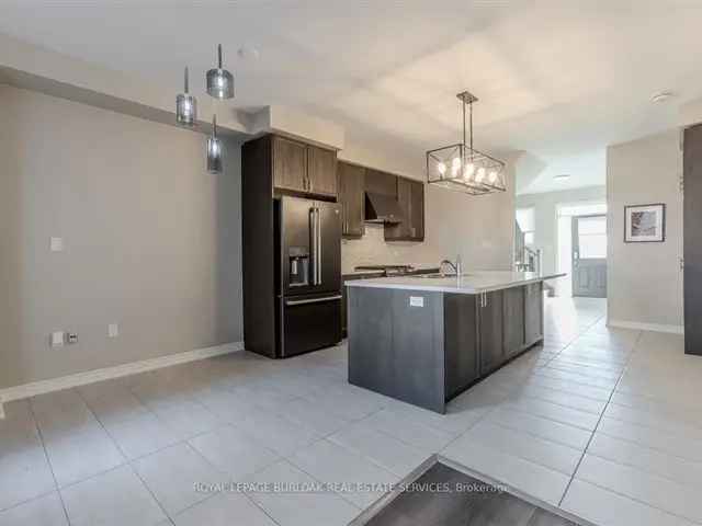 Waterdown Freehold Townhome 3 Beds 2 Baths