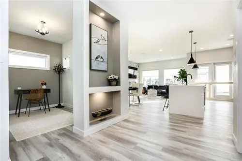 Buy House in South Pointe West Winnipeg with Luxury Features