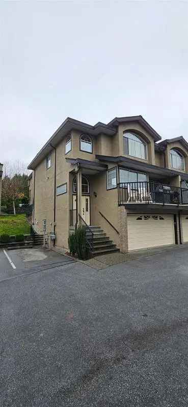 Updated 3 Bed Townhouse Near West Coast Express