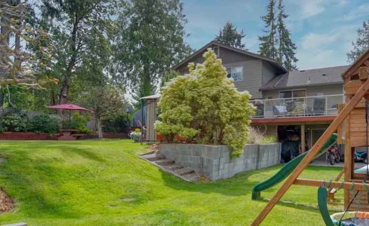 West Sechelt Family Home 4 Beds Updated Kitchen Large Sundecks