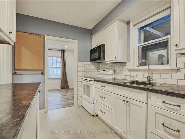 3 Bedroom Detached Home in Newtonbrook West