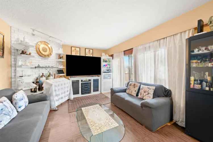 Vancouver East Condo for Sale 3 Bed 2 Bath 1000 sq ft