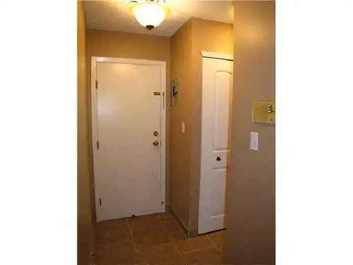 Condo for Rent in Collingwood with 2 Bedrooms and Great Amenities