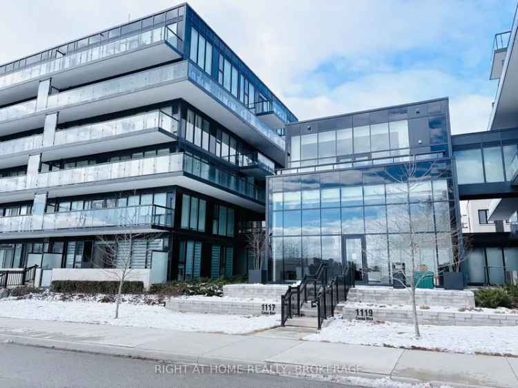 Modern 1+Den Condo near Aldershot GO Station