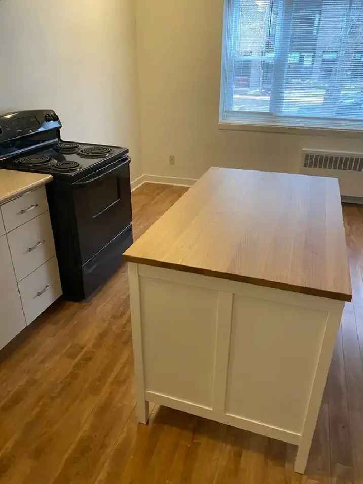 OFF BROADWAY  LARGE 1 BEDROOM