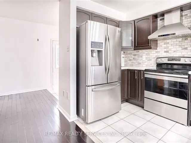 3 2 Semi Detached Home in Mississauga Fairview District