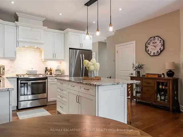 Luxury Freehold Bungaloft Townhome - Main Floor Primary Suite - Finished Basement