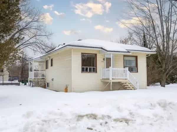 4 Bedroom Bungalow for Sale Estrie Garage