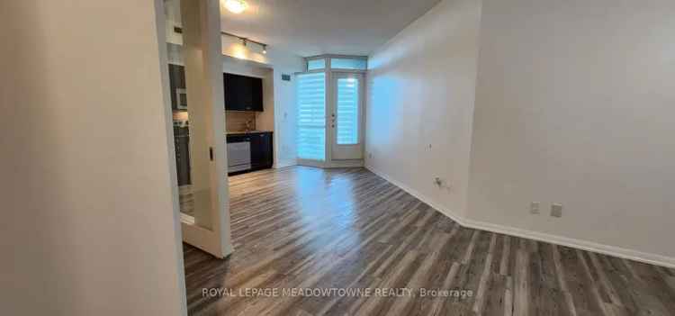 1BR+Den Downtown Condo with Modern Finishes and Premium Amenities