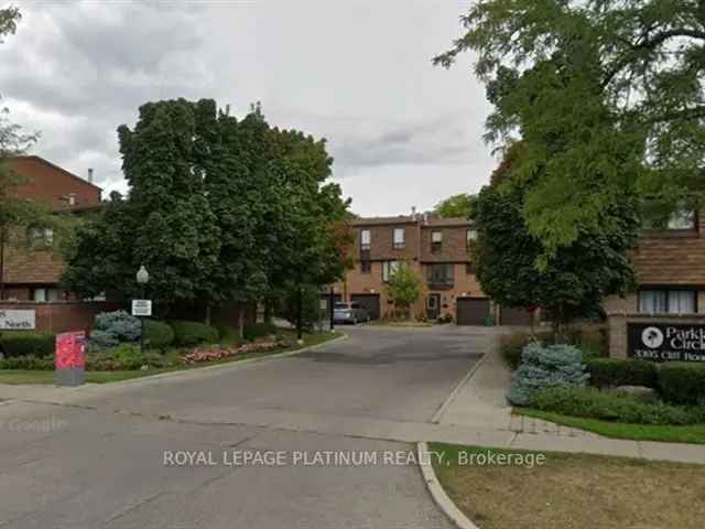 Spacious 3BR Townhouse in Mississauga - Renovated Kitchen and Bathroom