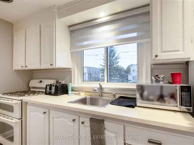 Spacious Streetsville Home with 2 Kitchens & 2 Baths