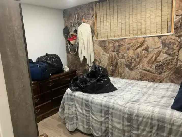 Room for rent dollores Rd Jane and shappard $ 700